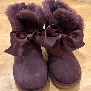 Authentic UGG Gita Bow Mini Boot in Port color! US Size 8, EU 39💕
